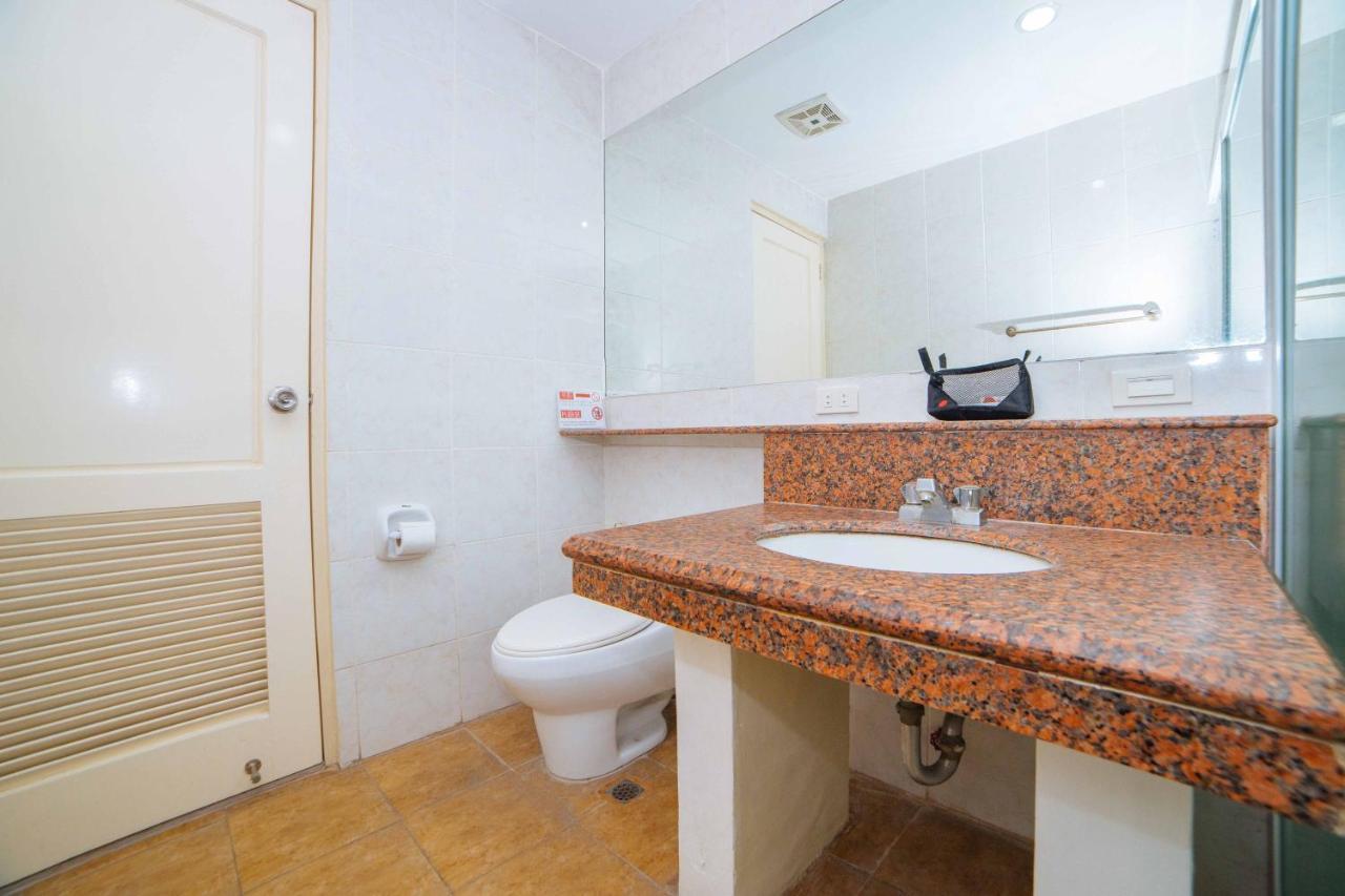 Reddoorz Premium @ Korea Town Angeles City Exterior photo